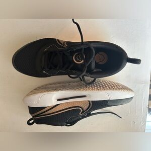 Nike women’s tennis shoes
